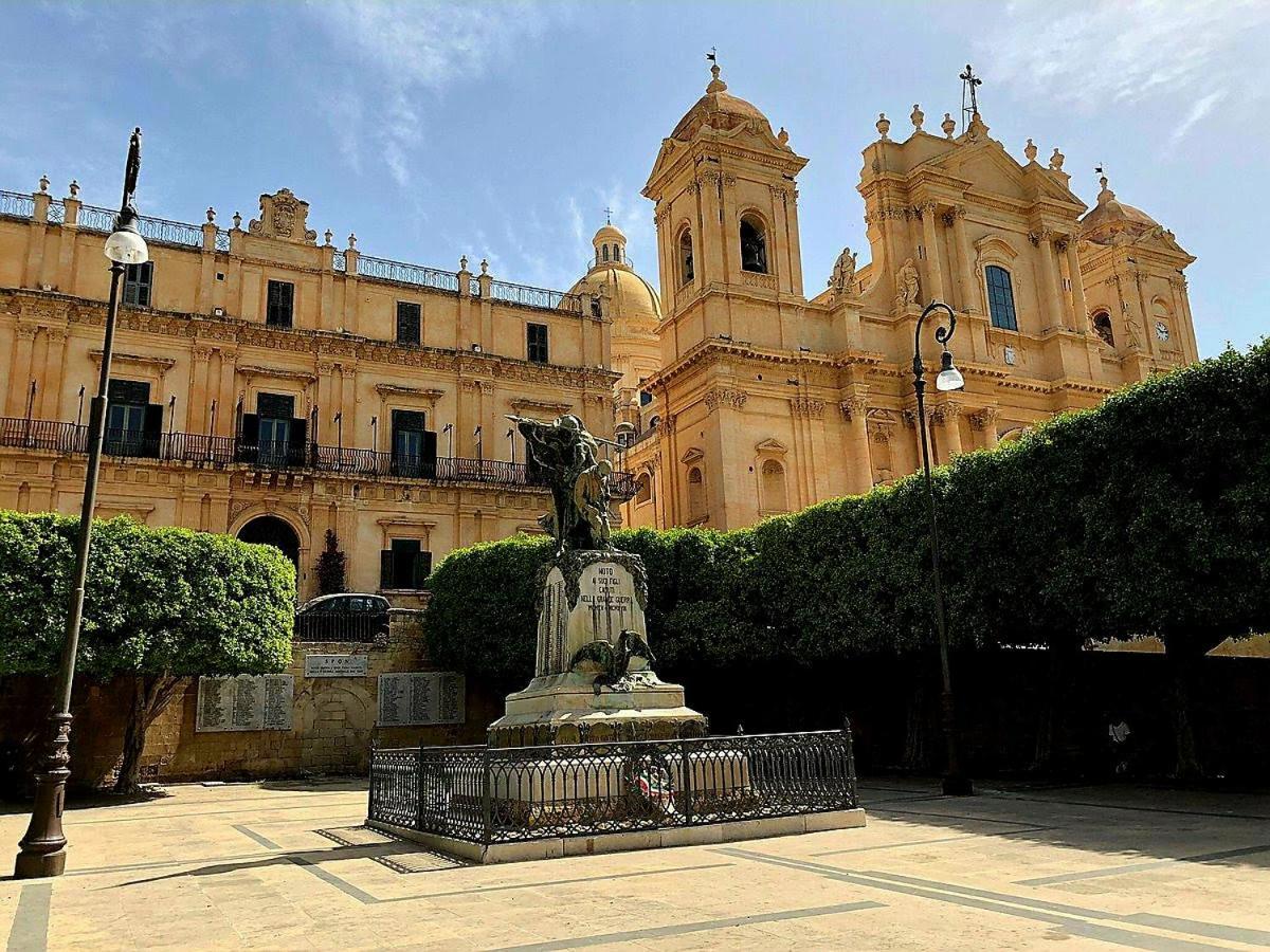 Casa Landolina Noto Apartment ภายนอก รูปภาพ